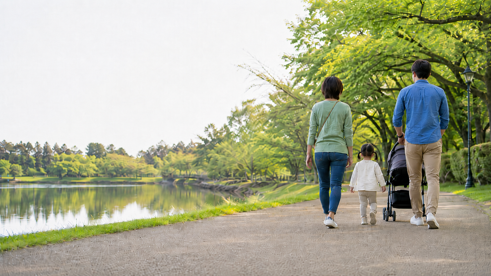 子育て世帯が屋外を歩く様子